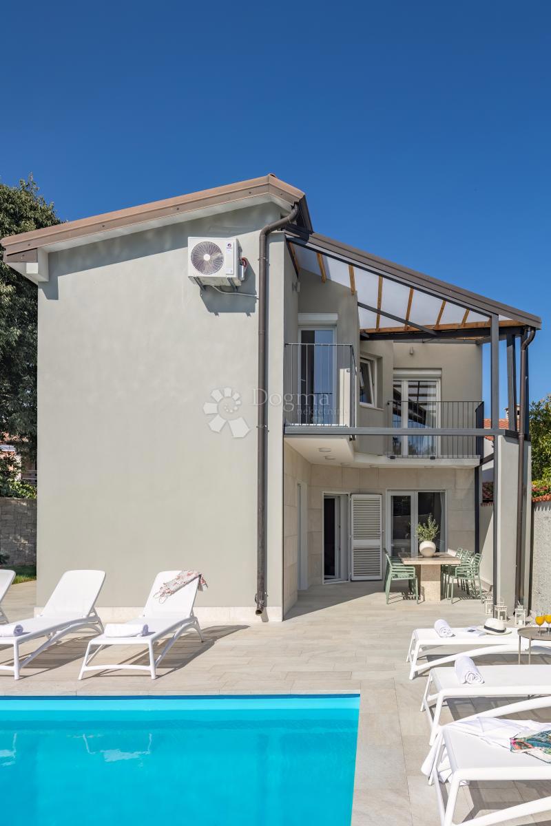 Moderna casa indipendente con piscina