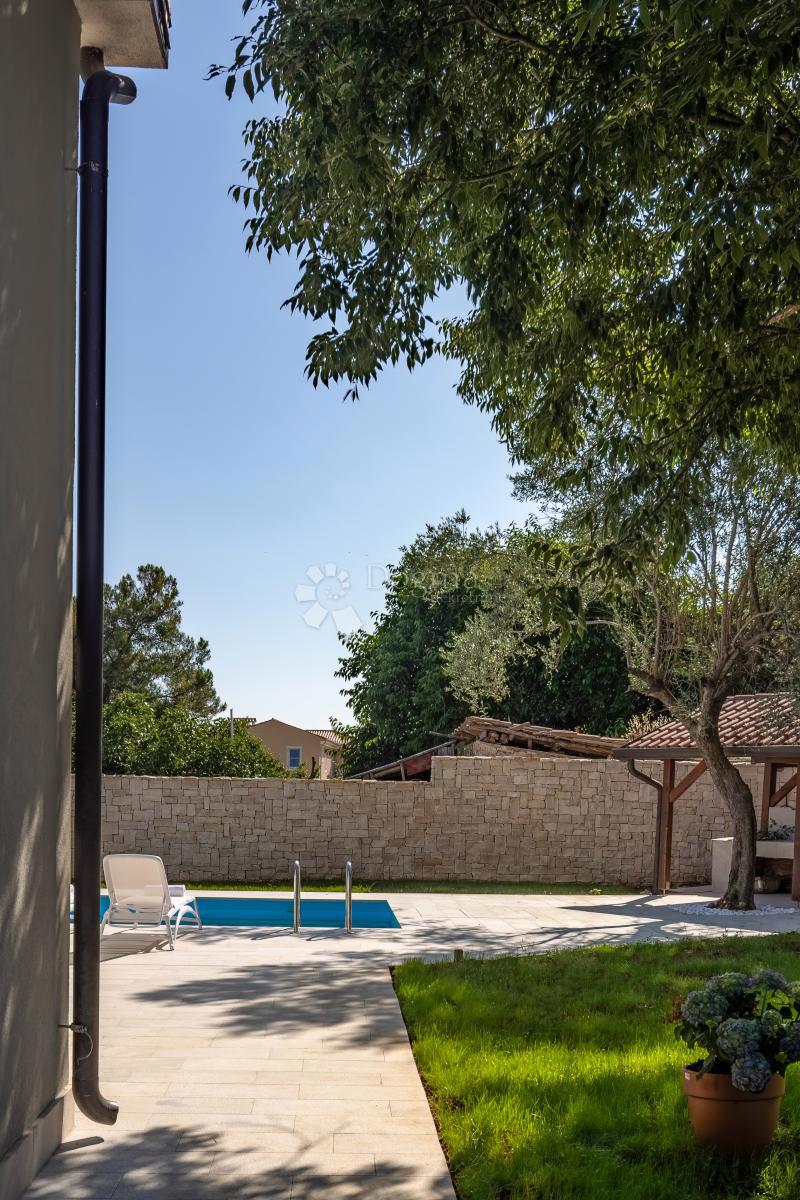 Moderna casa indipendente con piscina