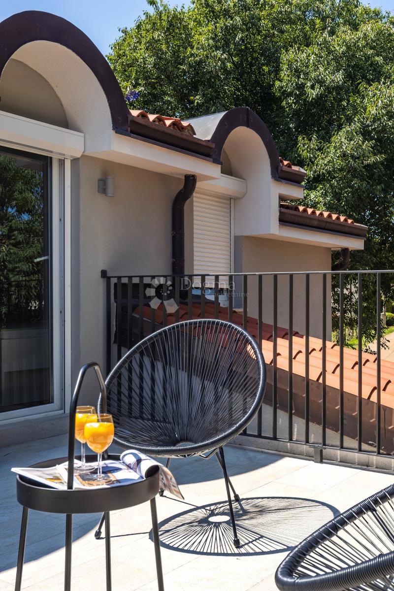 Moderna casa indipendente con piscina