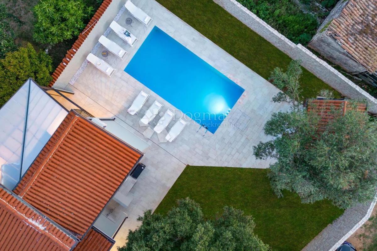 Moderna casa indipendente con piscina