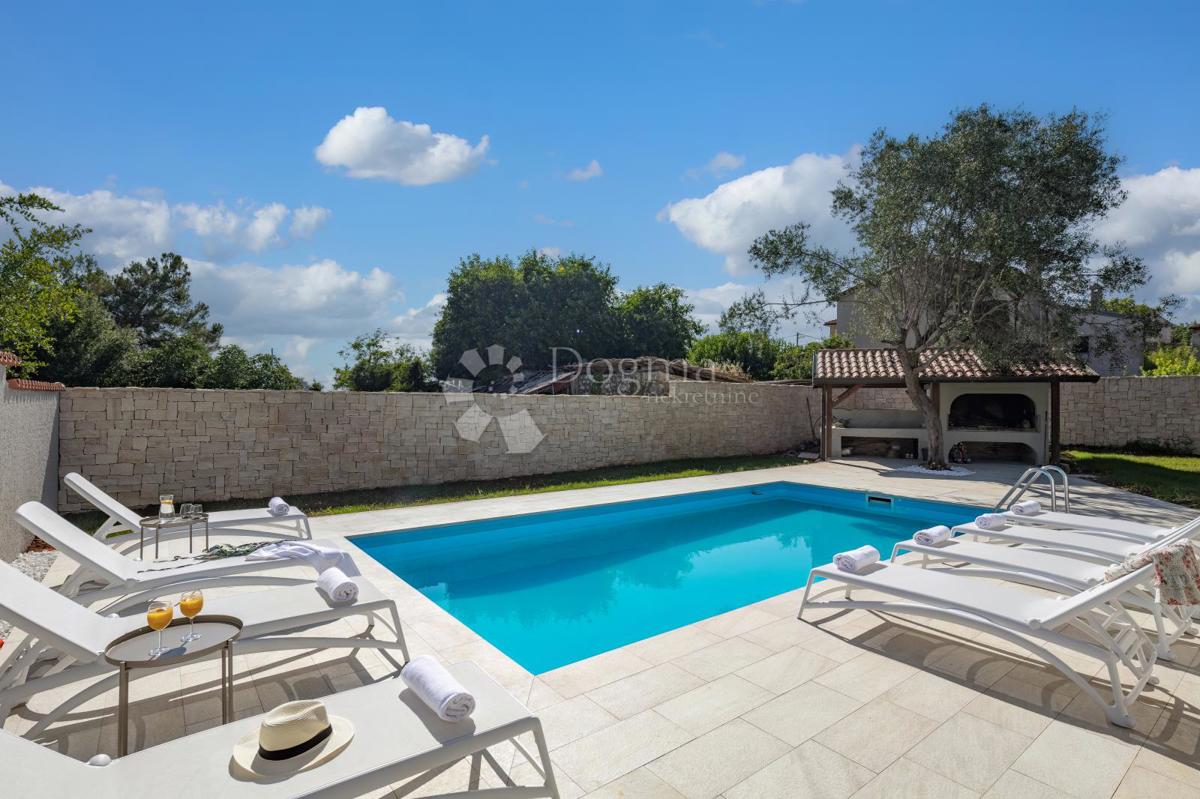 Moderna casa indipendente con piscina