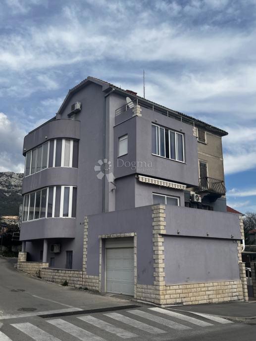 IN VENDITA – AMPIA CASA PLURIPIANO DI QUASI 300 m² CON GARAGE E VISTA MARE, A SOLI 200 m DAL MARE – KAŠTELA