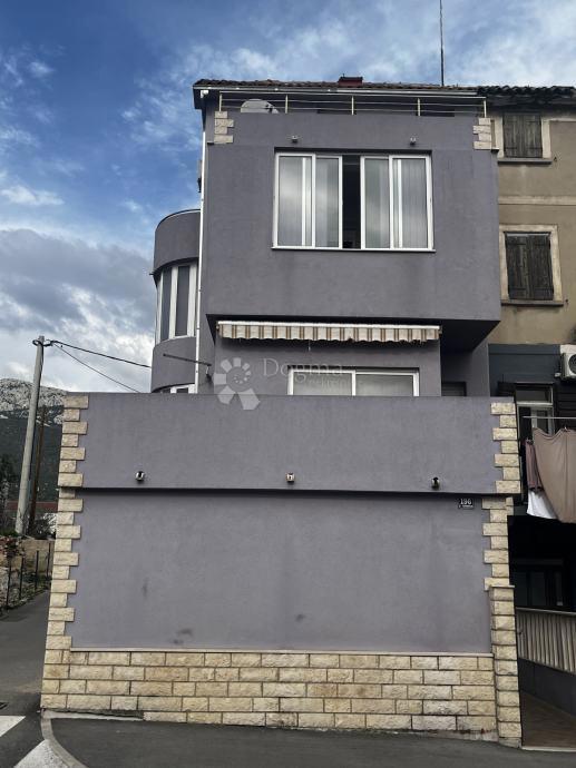 IN VENDITA – AMPIA CASA PLURIPIANO DI QUASI 300 m² CON GARAGE E VISTA MARE, A SOLI 200 m DAL MARE – KAŠTELA