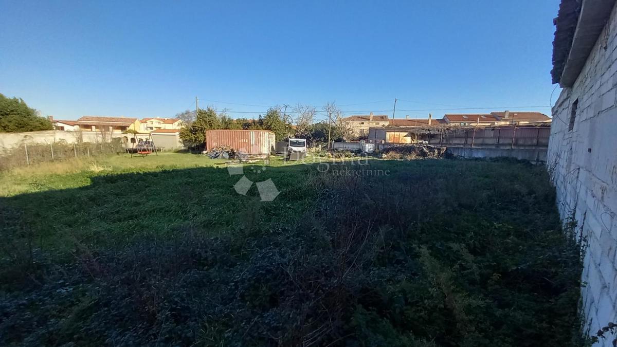 Ampio terreno edificabile con collegamenti vicino alla costa