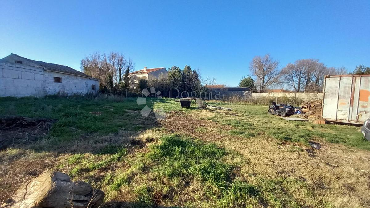 Ampio terreno edificabile con collegamenti vicino alla costa