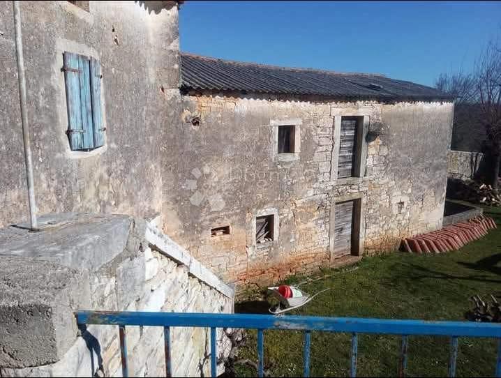 Casa con ampio terreno edificabile