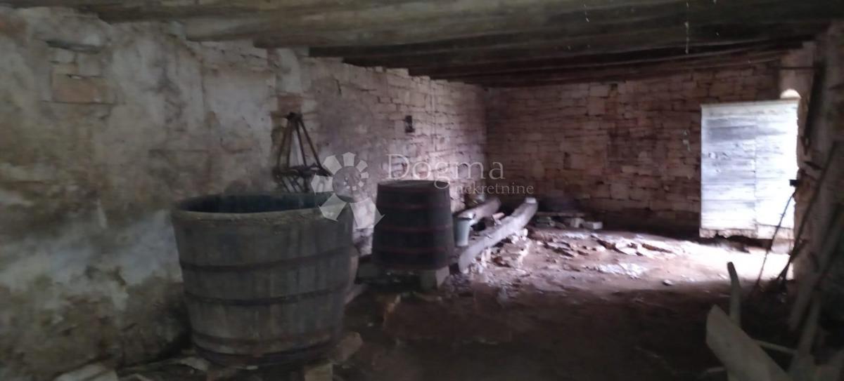 Casa con ampio terreno edificabile