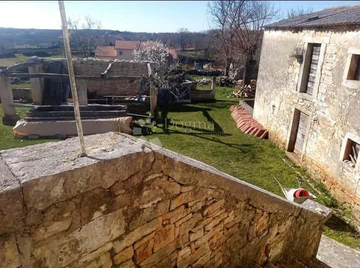 Casa con ampio terreno edificabile