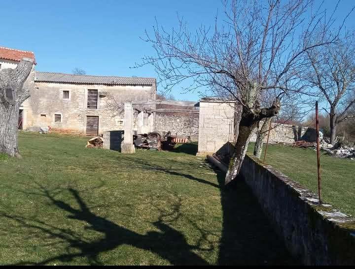 Casa con ampio terreno edificabile