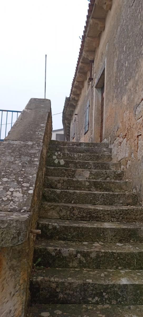 Casa con ampio terreno edificabile