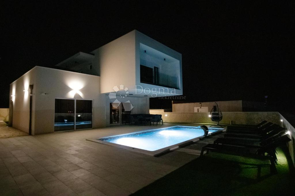 Nuova casa di lusso con piscina vicino al centro di Pola