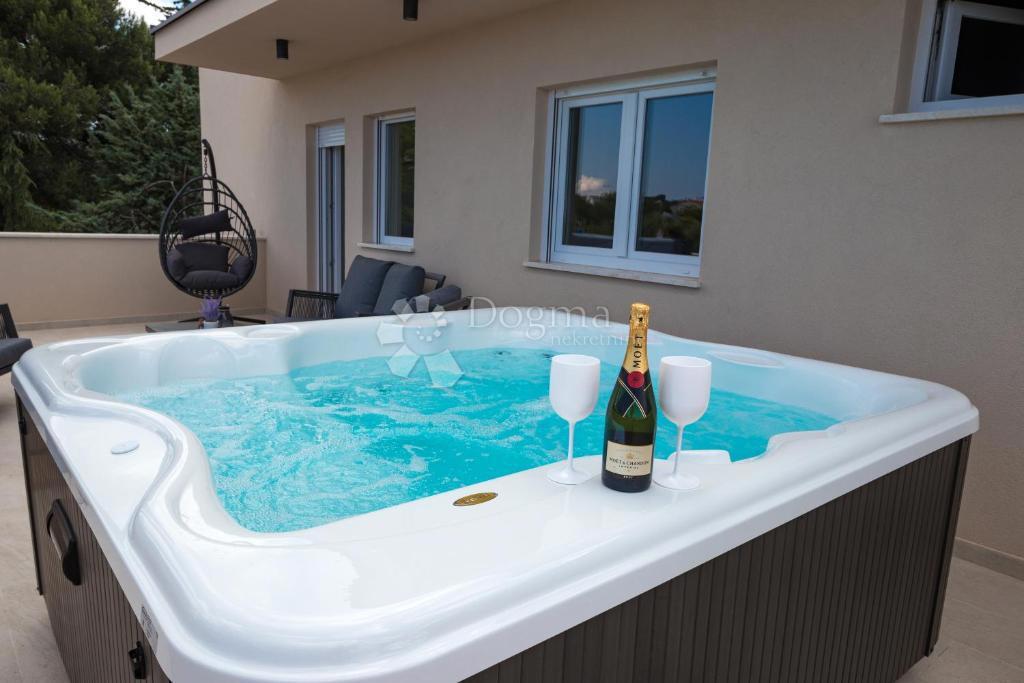 Nuova casa di lusso con piscina vicino al centro di Pola