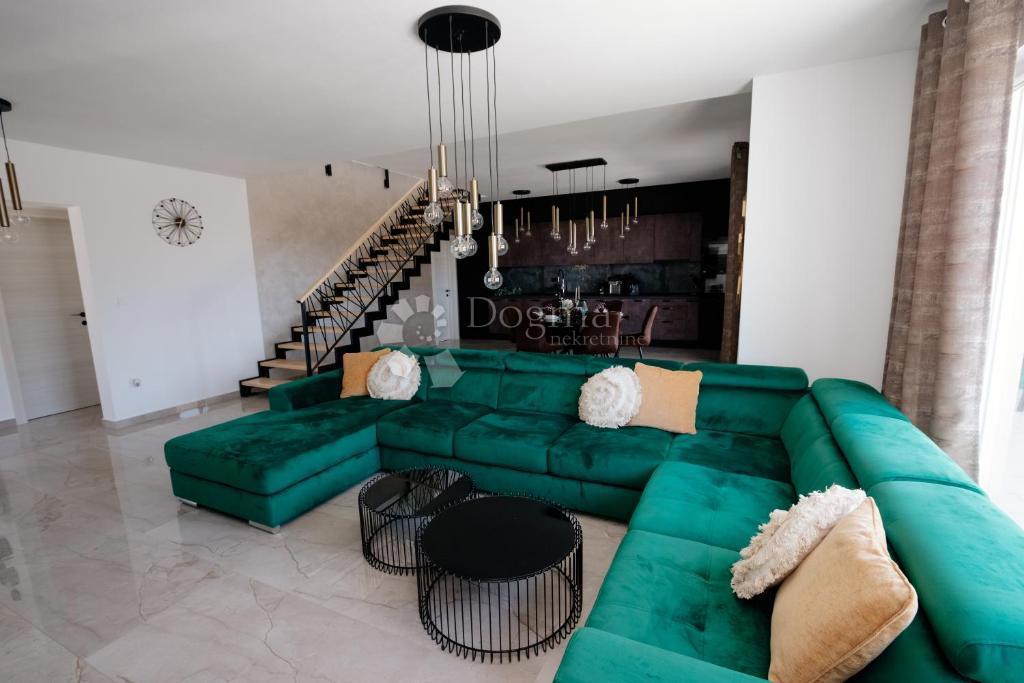Nuova casa di lusso con piscina vicino al centro di Pola