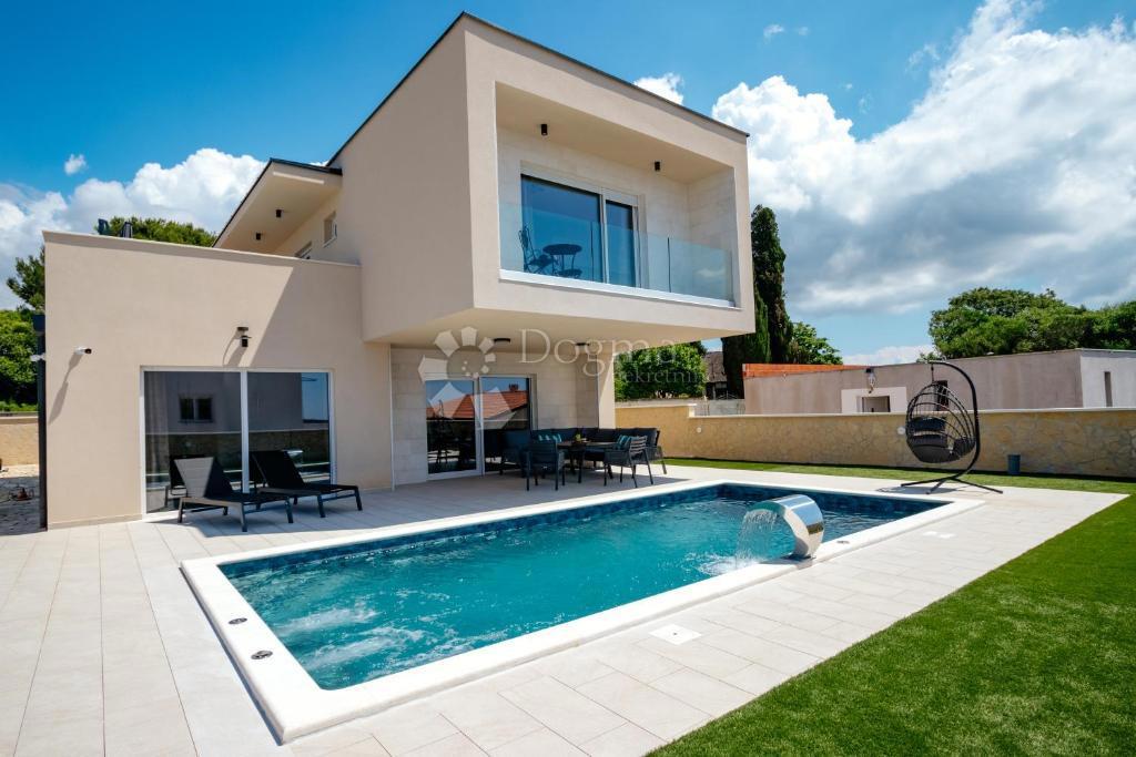 Nuova casa di lusso con piscina vicino al centro di Pola