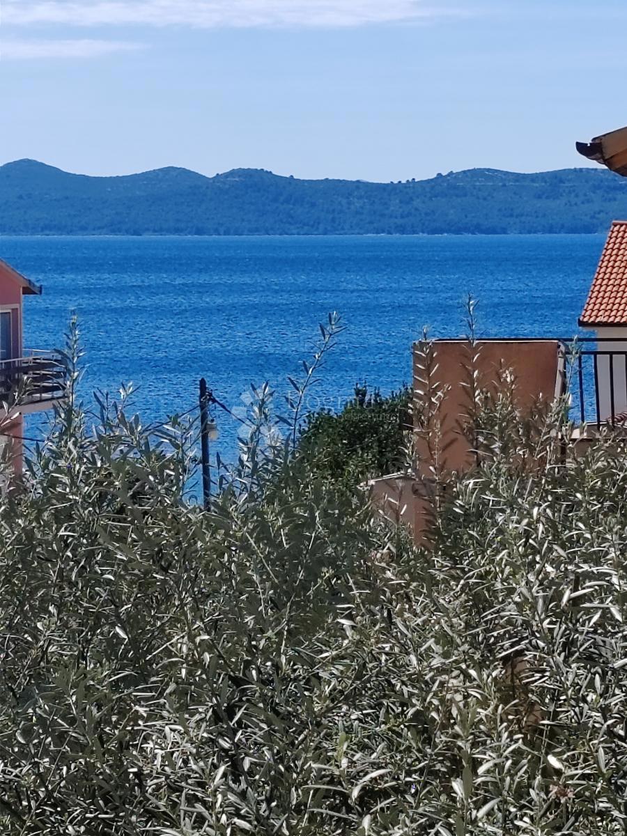 Casa in pietra con 3 appartamenti, a 100m dal mare