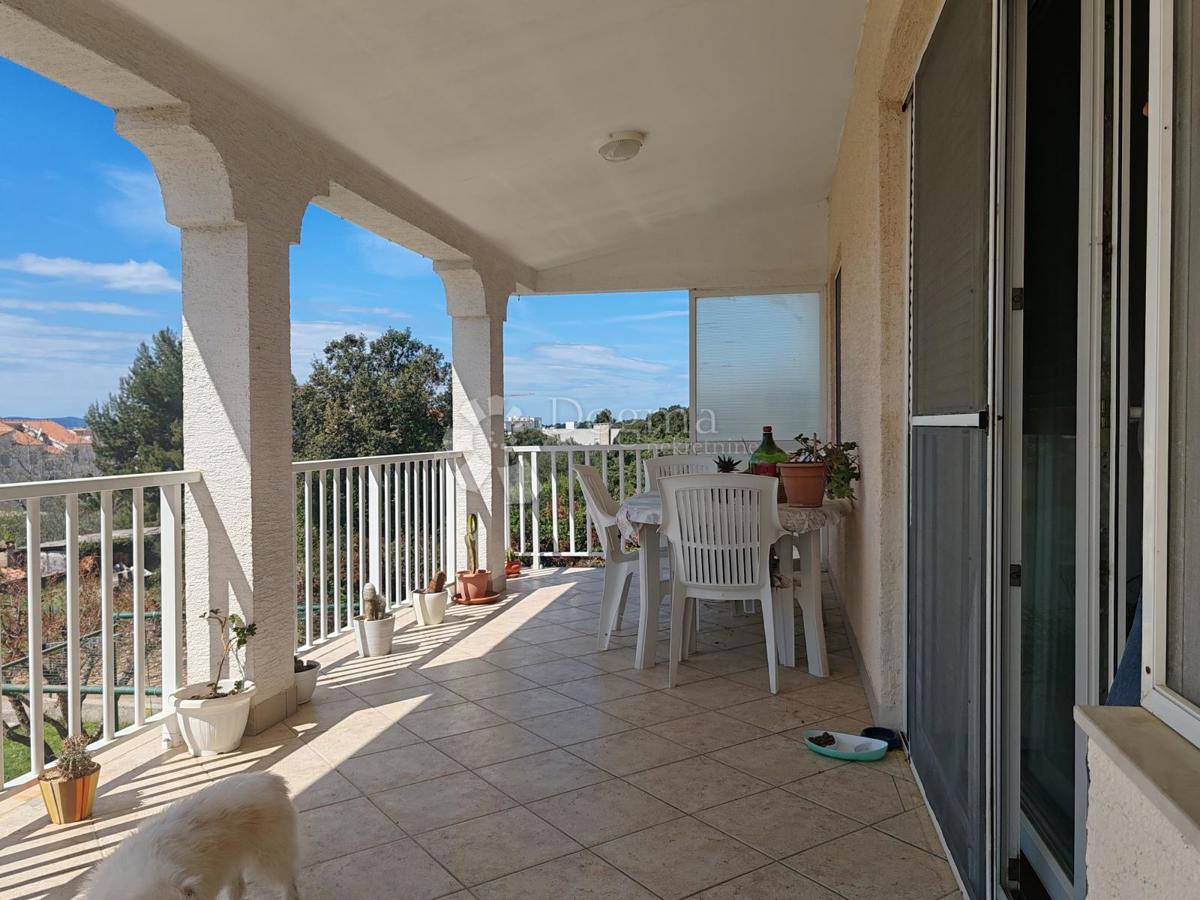 Casa in pietra con 3 appartamenti, a 100m dal mare