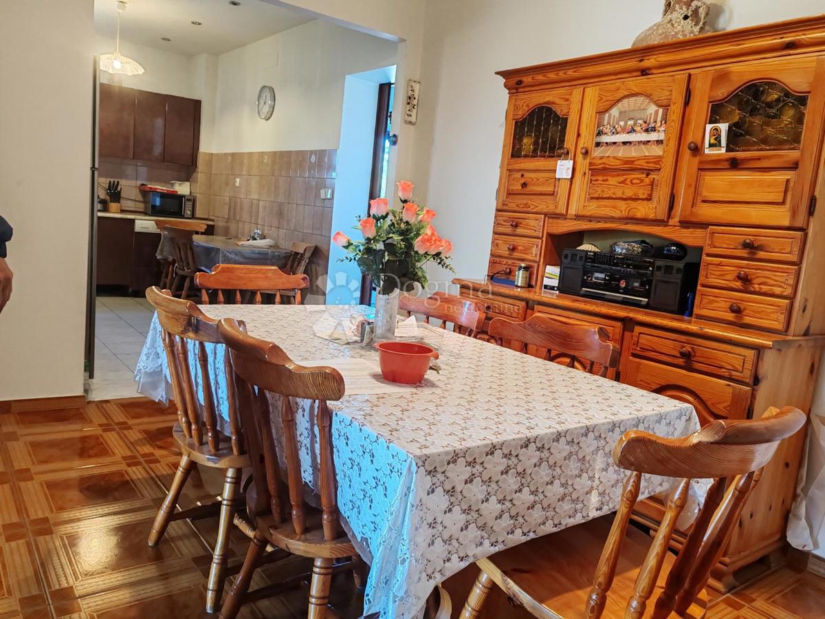 Casa in pietra con 3 appartamenti, a 100m dal mare