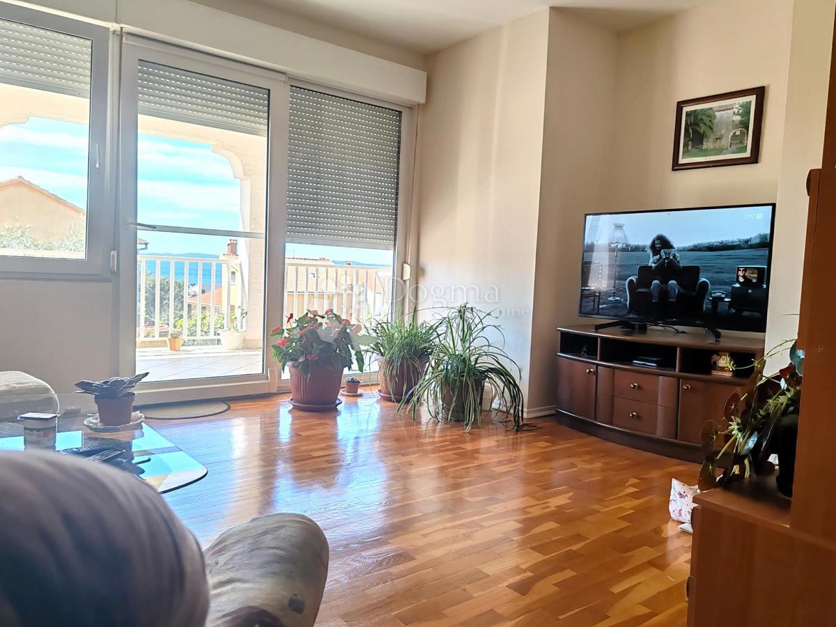 Casa in pietra con 3 appartamenti, a 100m dal mare