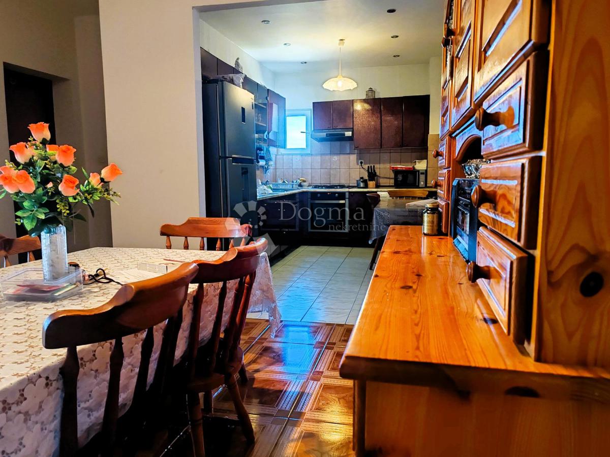 Casa in pietra con 3 appartamenti, a 100m dal mare