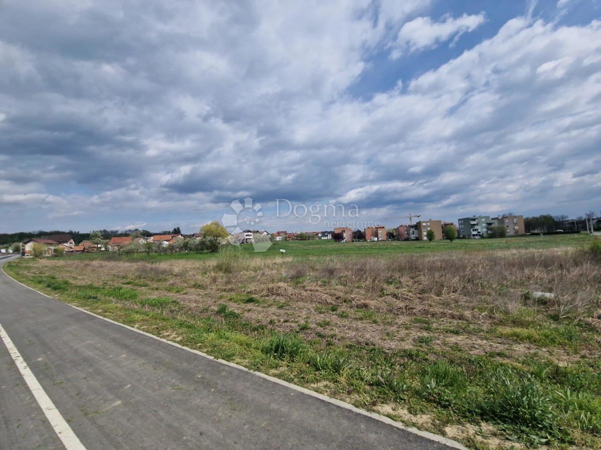 Sesvete, 1513m2, zona edificabile – OTTIMA OCCASIONE PER COSTRUIRE