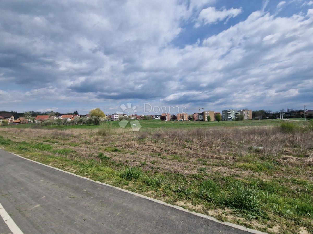 Sesvete, 1513m2, zona edificabile – OTTIMA OCCASIONE PER COSTRUIRE