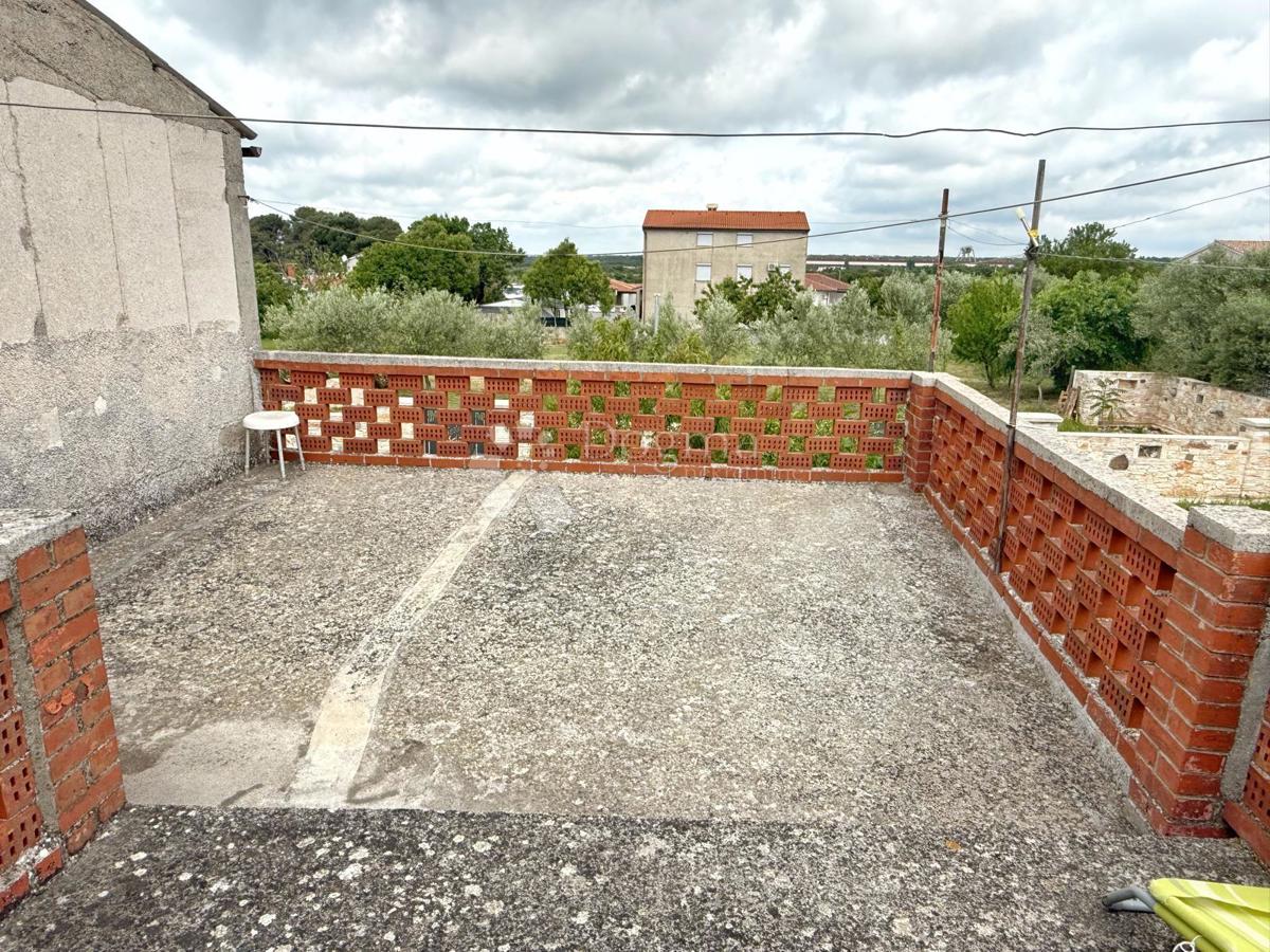 OCCASIONE - CASA DA RISTRUTTURARE CON GIARDINO NEL CENTRO DI VODNJAN