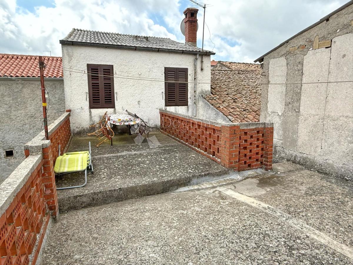 OCCASIONE - CASA DA RISTRUTTURARE CON GIARDINO NEL CENTRO DI VODNJAN