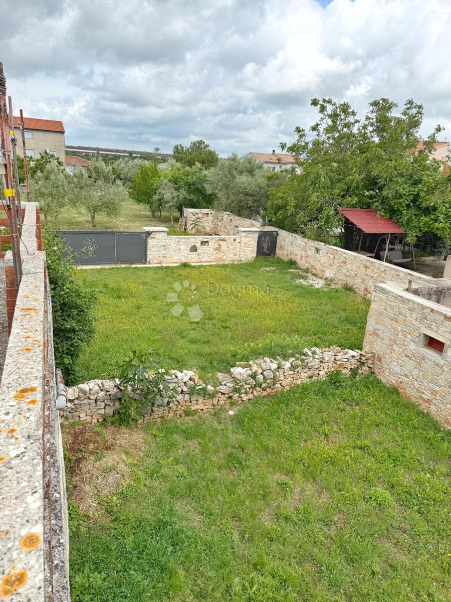 OCCASIONE - CASA DA RISTRUTTURARE CON GIARDINO NEL CENTRO DI VODNJAN