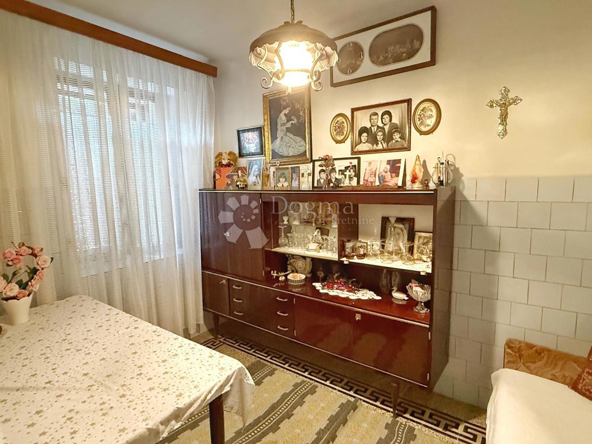 OCCASIONE - CASA DA RISTRUTTURARE CON GIARDINO NEL CENTRO DI VODNJAN