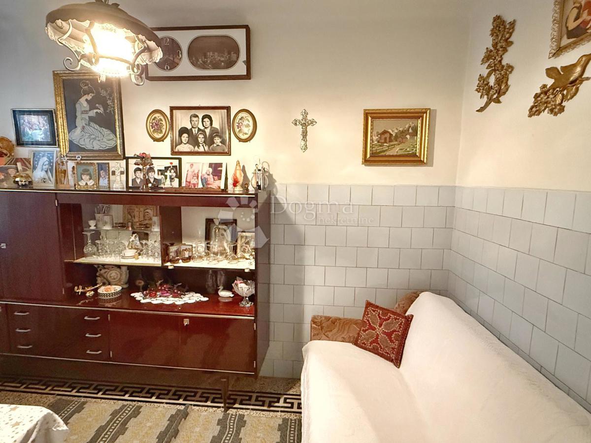 OCCASIONE - CASA DA RISTRUTTURARE CON GIARDINO NEL CENTRO DI VODNJAN