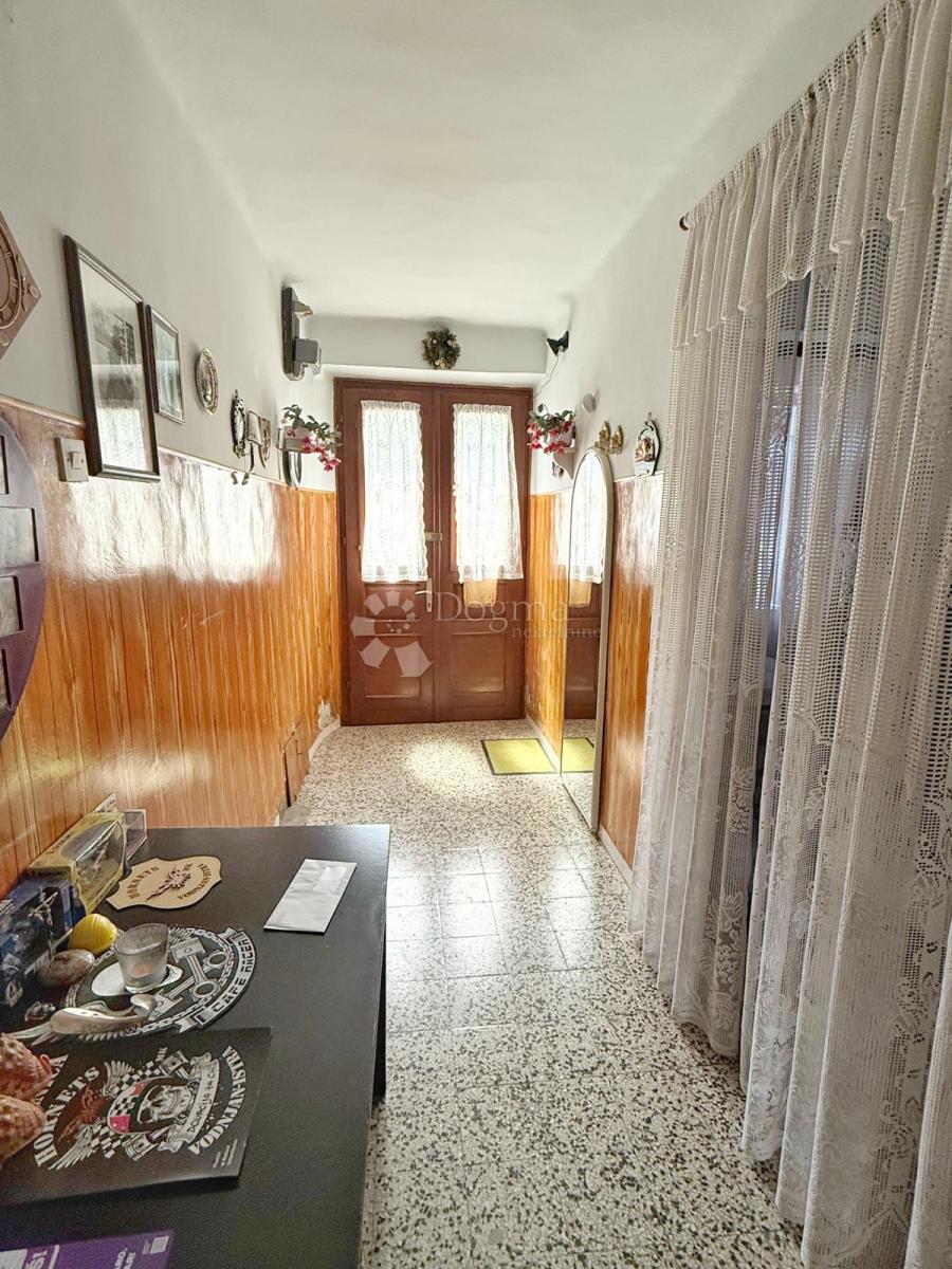 OCCASIONE - CASA DA RISTRUTTURARE CON GIARDINO NEL CENTRO DI VODNJAN