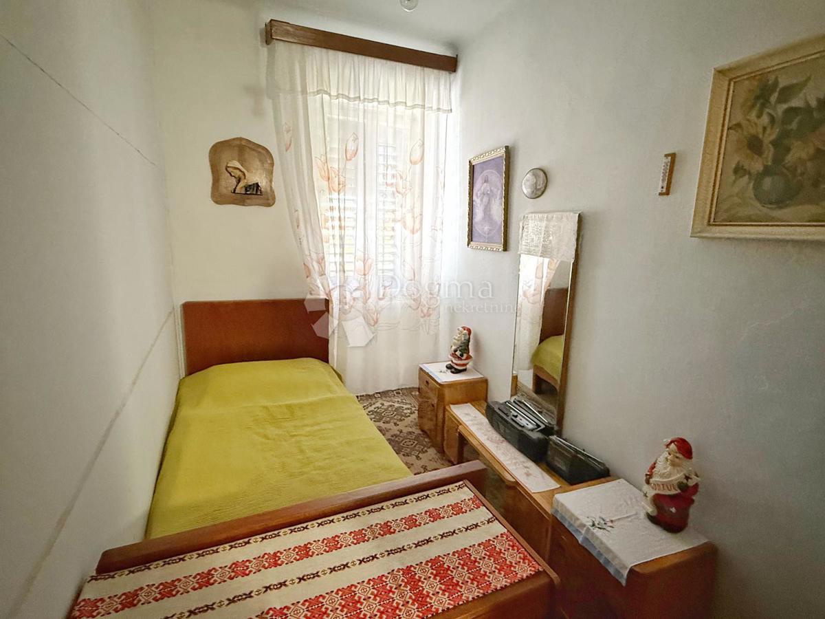 OCCASIONE - CASA DA RISTRUTTURARE CON GIARDINO NEL CENTRO DI VODNJAN