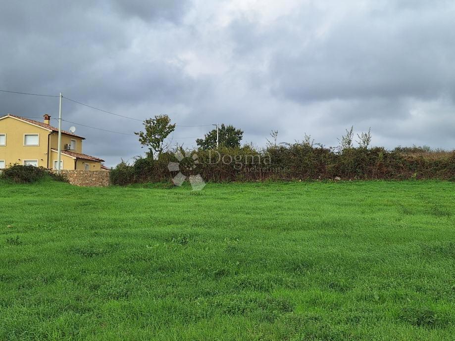 Terreno edificabile con permesso di costruzione vicino a Barban