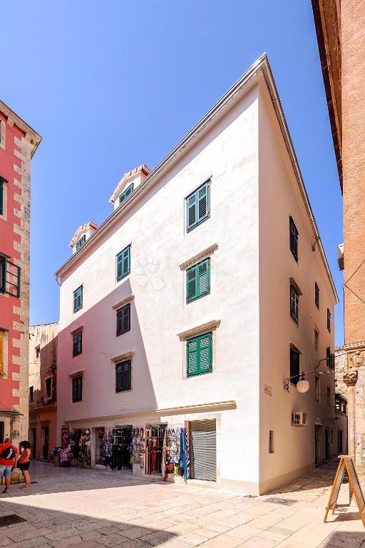 Appartamento Ristrutturato di Lusso di 114 m² in Vendita nel Cuore di Sebenico – Ideale per Affitto Turistico!