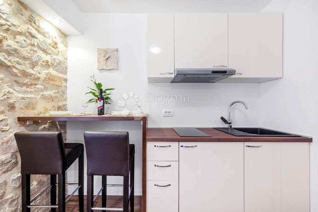 Appartamento Ristrutturato di Lusso di 114 m² in Vendita nel Cuore di Sebenico – Ideale per Affitto Turistico!