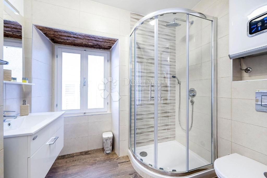 Appartamento Ristrutturato di Lusso di 114 m² in Vendita nel Cuore di Sebenico – Ideale per Affitto Turistico!