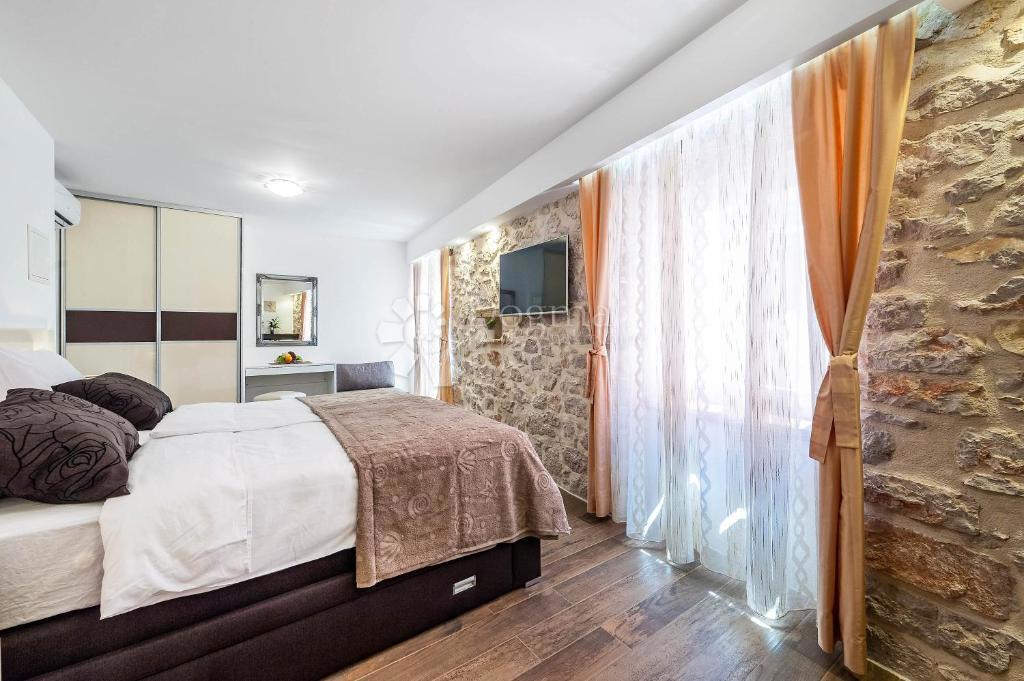 Appartamento Ristrutturato di Lusso di 114 m² in Vendita nel Cuore di Sebenico – Ideale per Affitto Turistico!