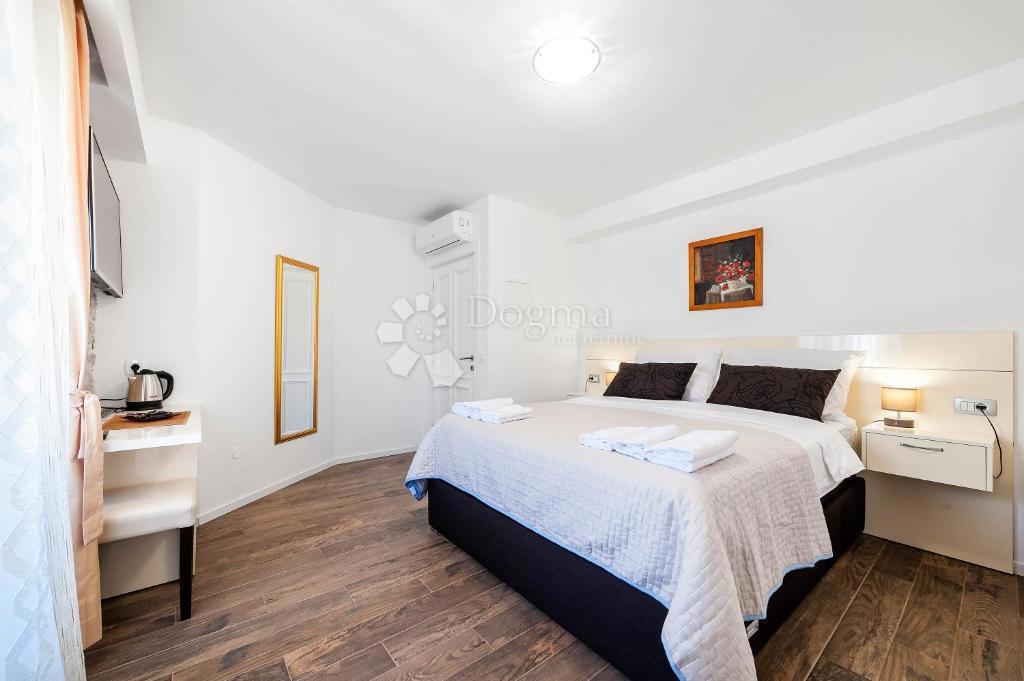 Appartamento Ristrutturato di Lusso di 114 m² in Vendita nel Cuore di Sebenico – Ideale per Affitto Turistico!