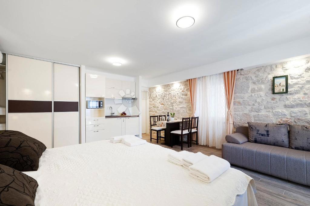 Appartamento Ristrutturato di Lusso di 114 m² in Vendita nel Cuore di Sebenico – Ideale per Affitto Turistico!