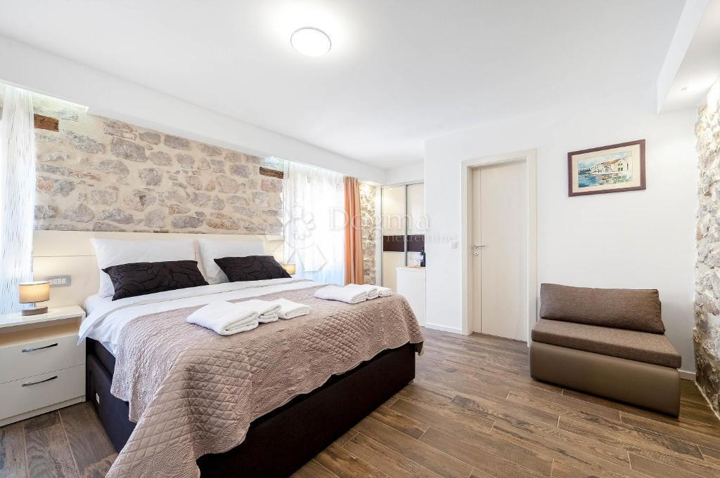 Appartamento Ristrutturato di Lusso di 114 m² in Vendita nel Cuore di Sebenico – Ideale per Affitto Turistico!