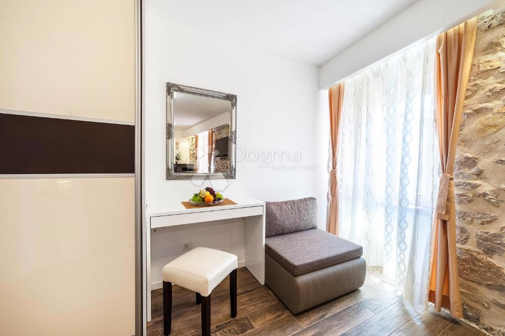 Appartamento Ristrutturato di Lusso di 114 m² in Vendita nel Cuore di Sebenico – Ideale per Affitto Turistico!
