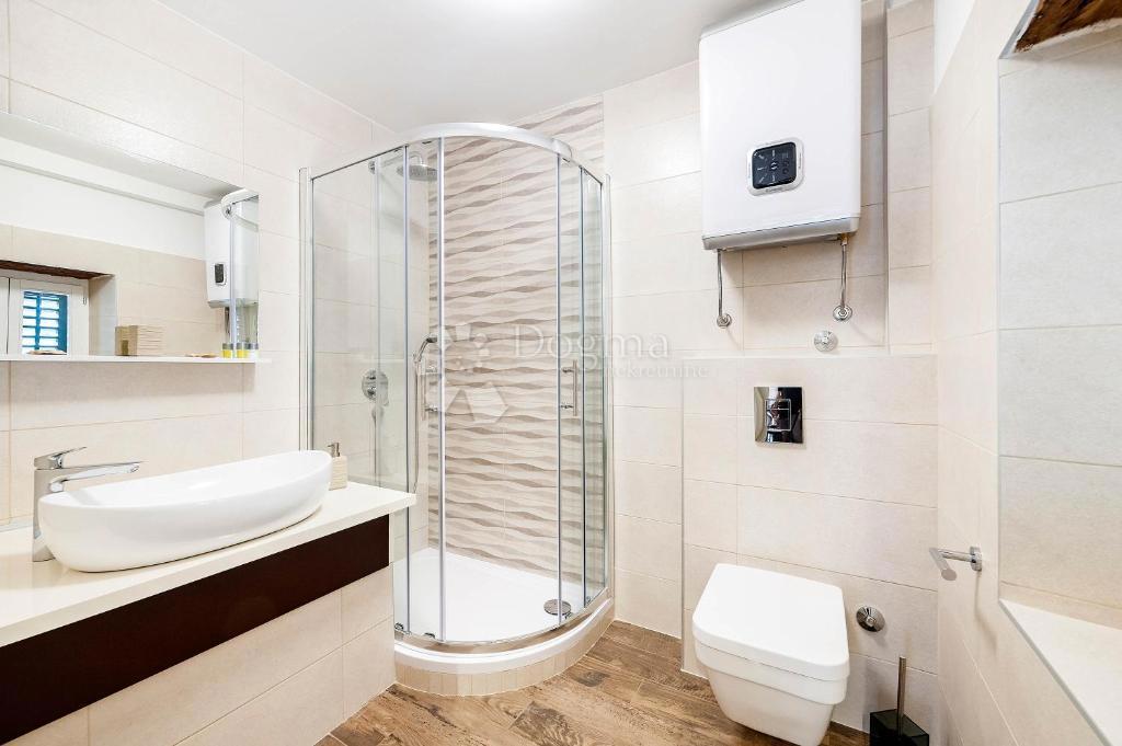 Appartamento Ristrutturato di Lusso di 114 m² in Vendita nel Cuore di Sebenico – Ideale per Affitto Turistico!