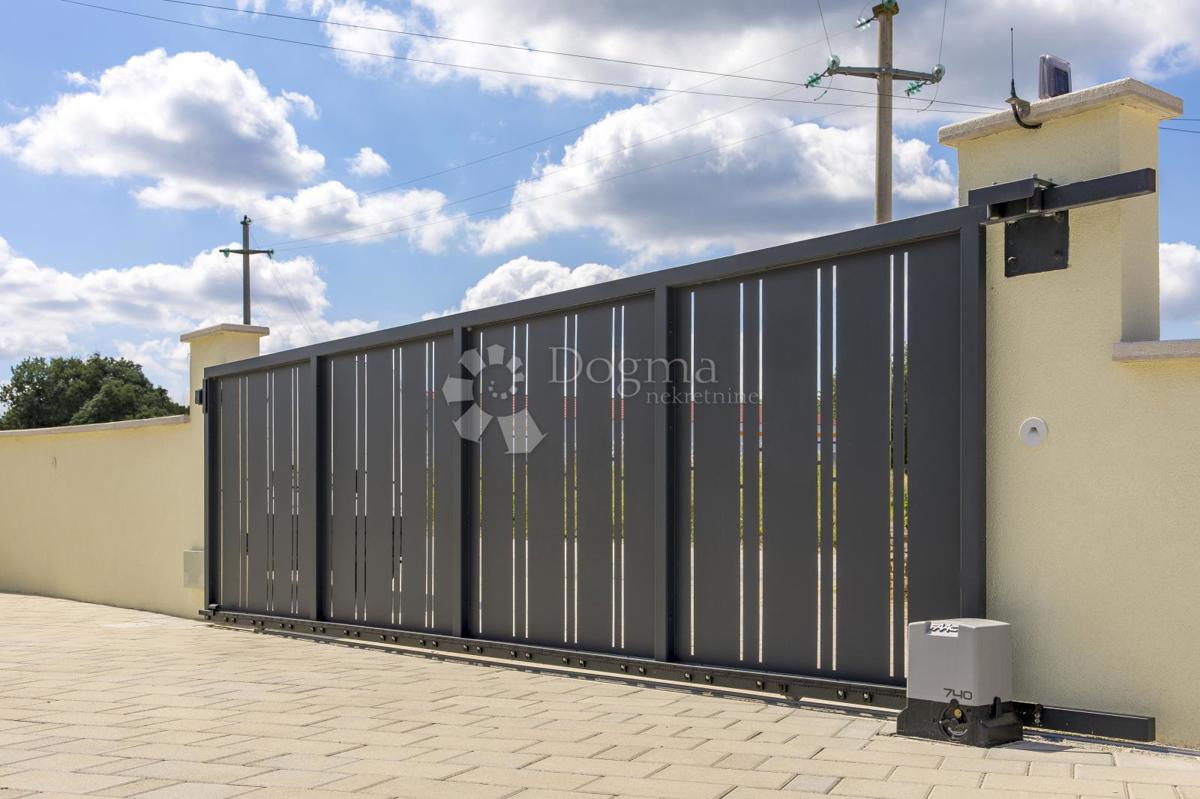 BELLA CASA FAMILIARE CON PISCINA NELL'ISTRIA CENTRALE