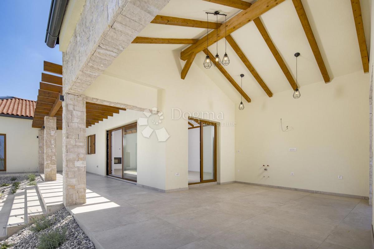 BELLA CASA FAMILIARE CON PISCINA NELL'ISTRIA CENTRALE