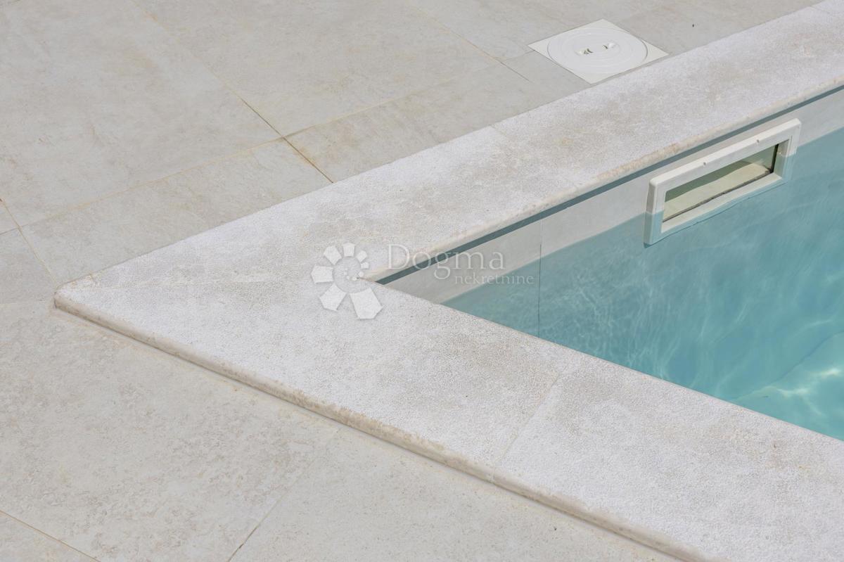 BELLA CASA FAMILIARE CON PISCINA NELL'ISTRIA CENTRALE