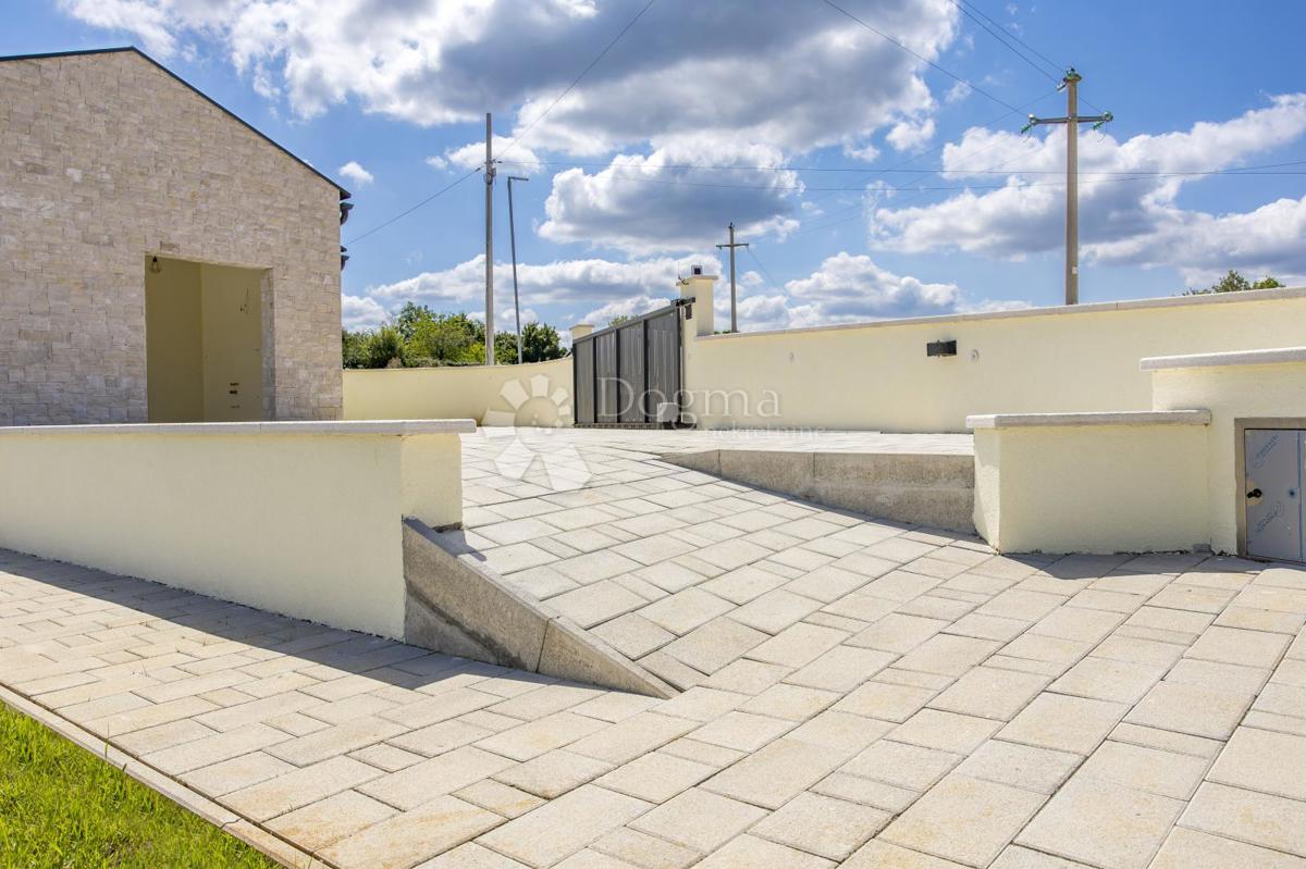 BELLA CASA FAMILIARE CON PISCINA NELL'ISTRIA CENTRALE