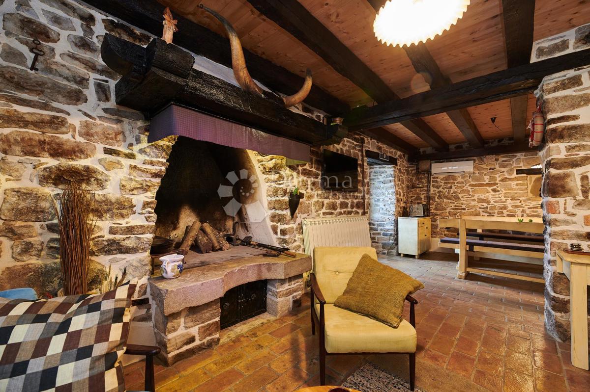 VILLA RUSTICA CON PISCINA INTERNA ED ESTERNA