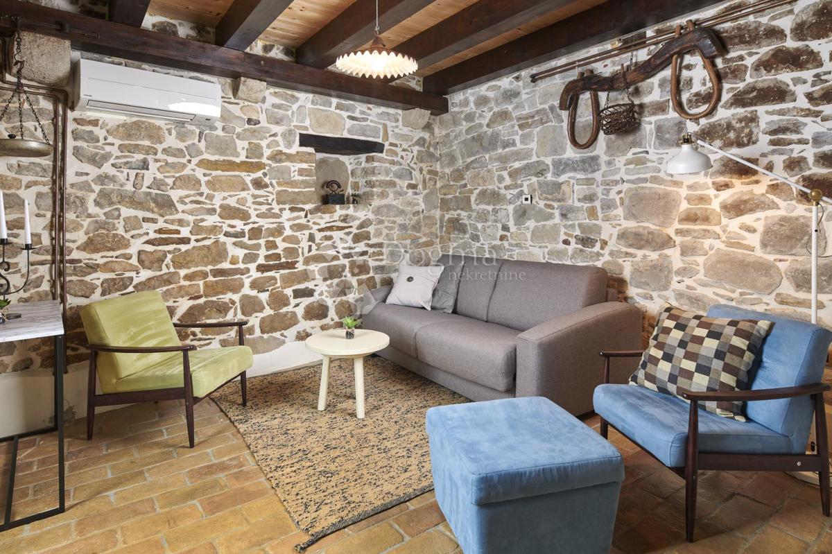 VILLA RUSTICA CON PISCINA INTERNA ED ESTERNA