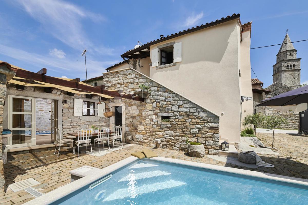 VILLA RUSTICA CON PISCINA INTERNA ED ESTERNA