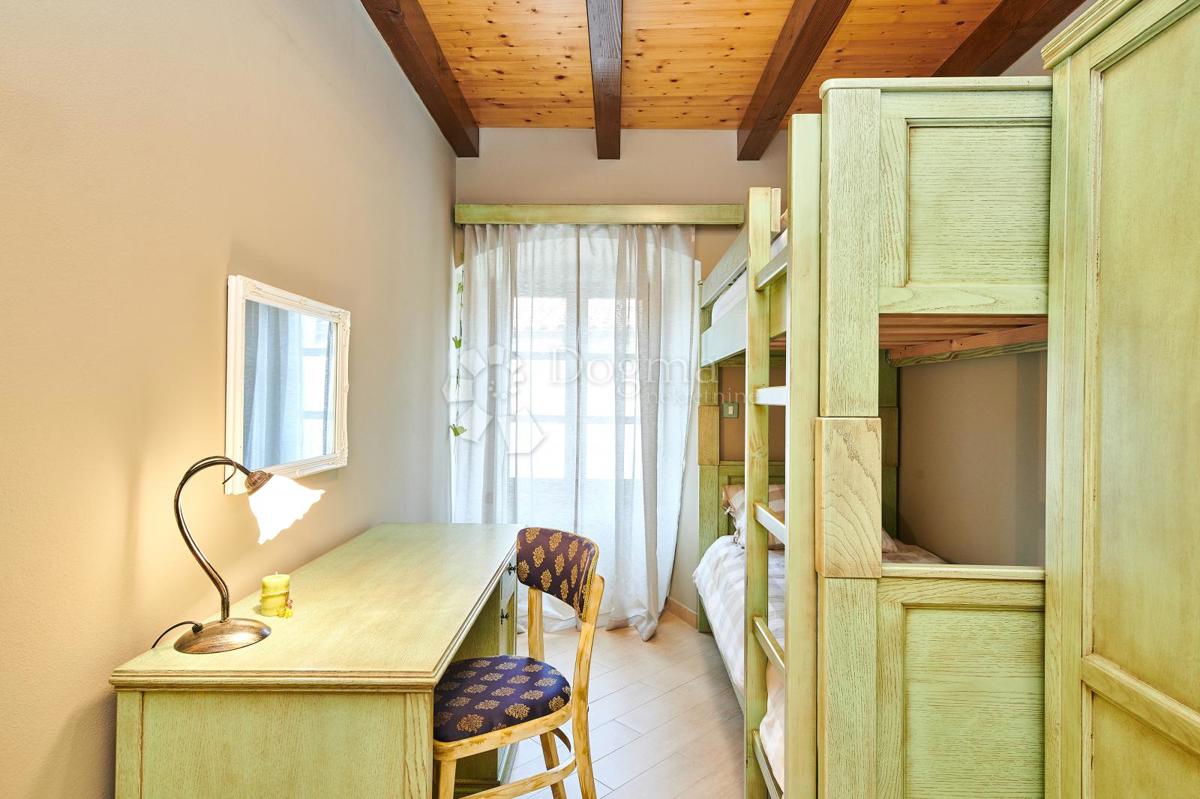 VILLA RUSTICA CON PISCINA INTERNA ED ESTERNA